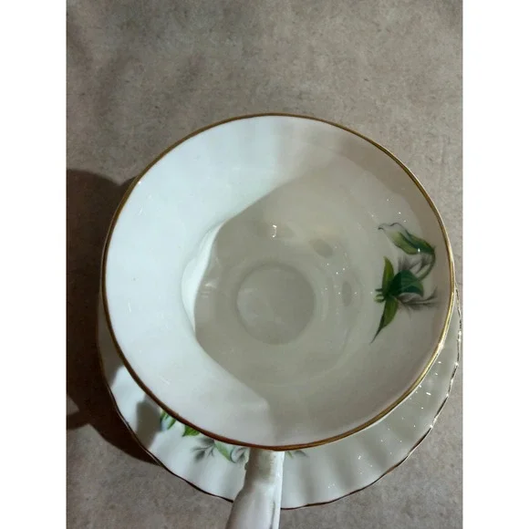 Royal Albert Trillium Teacup and Saucer Set Bone China England Vintage Floral - Picture 5 of 10